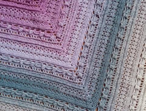 Duhový háčkovaný šátek