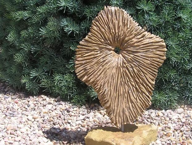 SOCHA Z PÍSKOVCE  - *STŘEDOBOD* plastika socha skulptura zahradní socha socha z pískovce exteriérová socha socha do zahrady. sochy z pískovce 