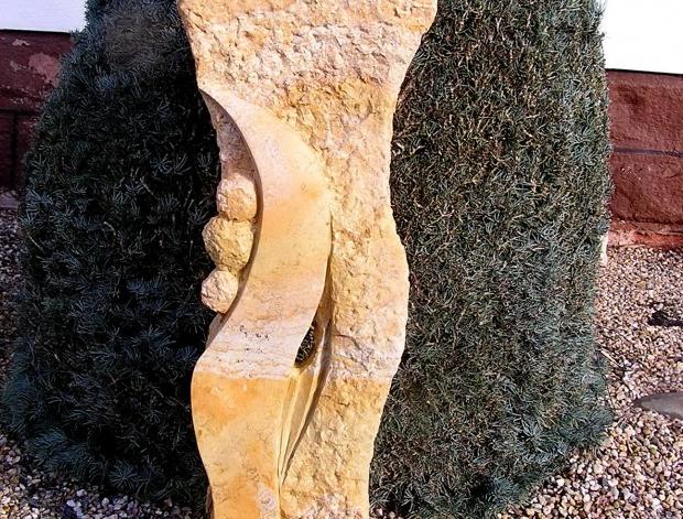 SOCHA Z KAMENE  - *DOTEK OSUDU * plastika socha skulptura zahradní socha socha z pískovce exteriérová socha socha do zahrady. sochy z pískovce 