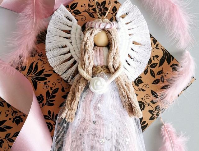 Růžová drhaná/macrame andělka Lila anděl andělka drhání macramé závěsná dekorace 