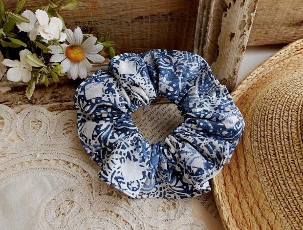 GUMIČKA DO VLASŮ SCRUNCHIE růžičky gumička do vlasů látková gumička scrunchie gumičkamdo vlasů květovaná gumička textilní gumička do vlasů 