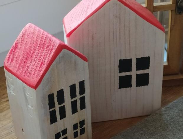 dřevěné domečky červené dřevo domov dekorace vánoce domeček 