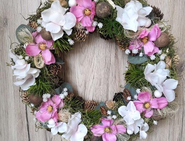 Romantický věnec do růžovobílé dekorace dárek květina jarní letní věnec romantika jaro léto květinový na dveře hortenzie krásenka 