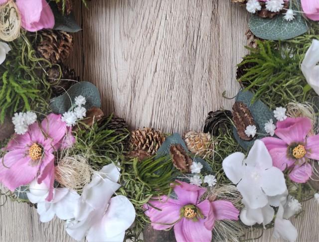 Romantický věnec do růžovobílé