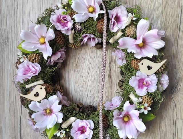 Věnec fialkový s ptáčky dekorace dárek ptáček jarní letní věnec jaro léto celoroční na dveře tilandsie krásenka fialkovorůžový 