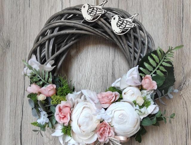 Věnec do světle růžové s ptáčky dekorace dárek květina růžová jarní letní narozeniny svátek růže věnec jaro květ léto šedý proutěný patinovaný hortenzie k zavěšení kapradina na stěnu pryskyřník látkové květiny 