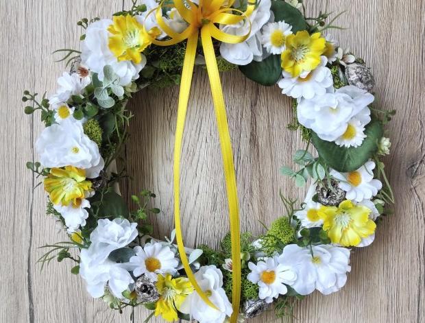 Věnec do bíložluté s kopretinami dekorace dárek květina jarní letní narozeniny svátek věnec jaro květ věneček léto kopretina bílý mech proutěný květinový na dveře k zavěšení stabilizovaný mech 