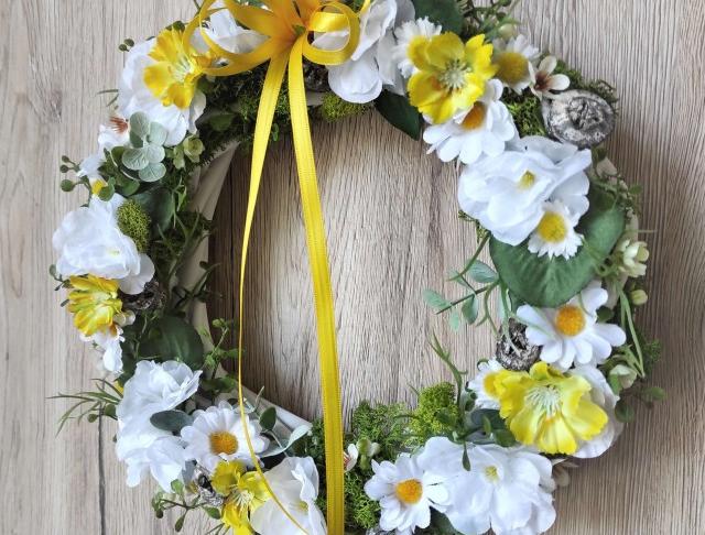 Věnec do bíložluté s kopretinami