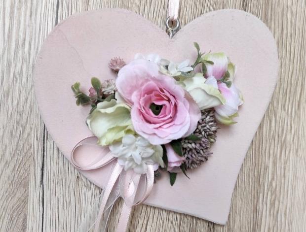 Srdíčko růžové dřevo dřevěné dárek květina srdíčko narozeniny svátek růže růžové růžička pro maminku ručně vyřezané 