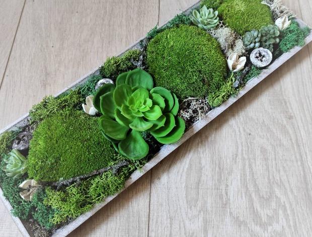 Mechová dekorace na dřev. tácu dřevo dřevěný dárek příroda přírodní tác šedý mech mechový natural patinovaný severský nature skandinávský stabilizovaný 