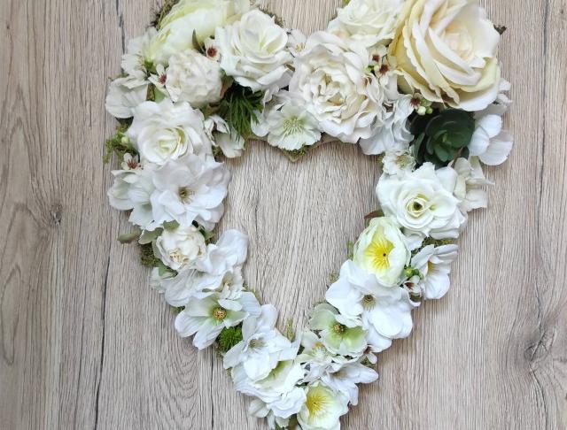 Srdce květinové smetanovobílé dřevo dřevěné srdce dekorace dárek květina ložnice interiér překližka květ svatba bílý svatební květinové sukulent wedding k zavěšení na stěnu ručně vyřezané smetanovobílý 