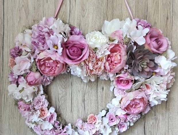 Velké květinové srdce růžové