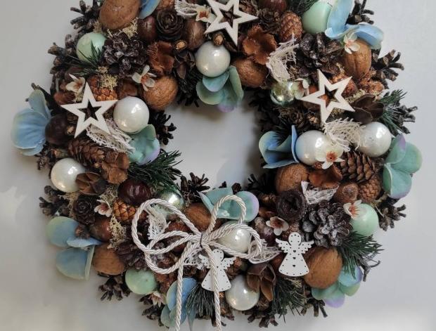 Vánoční věnec s hortenzií ořech dekorace věnec hortenzie baňka šiška 