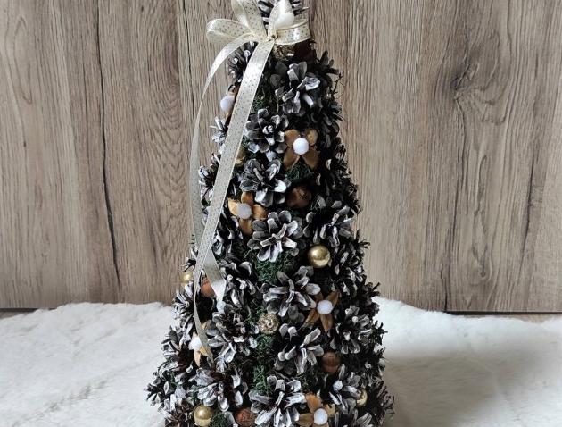 Mech. dekorace v dřev. květináči 2