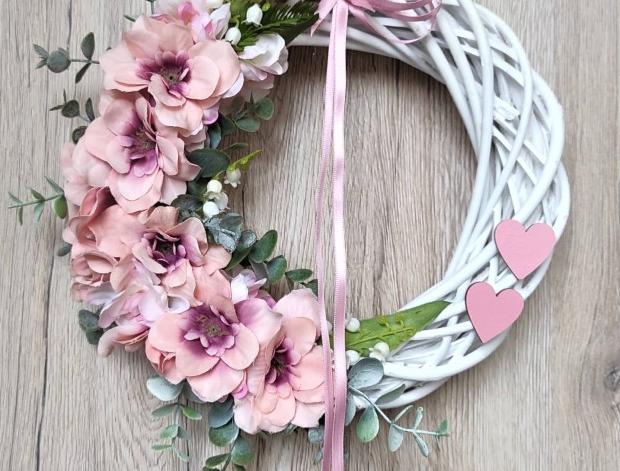Věnec romantický do růžovovínové dekorace srdíčko jarní letní věnec romantika jaro věneček léto růžový bílý romantický vínový na dveře summer spring k zavěšení eukalyptus na stěnu 