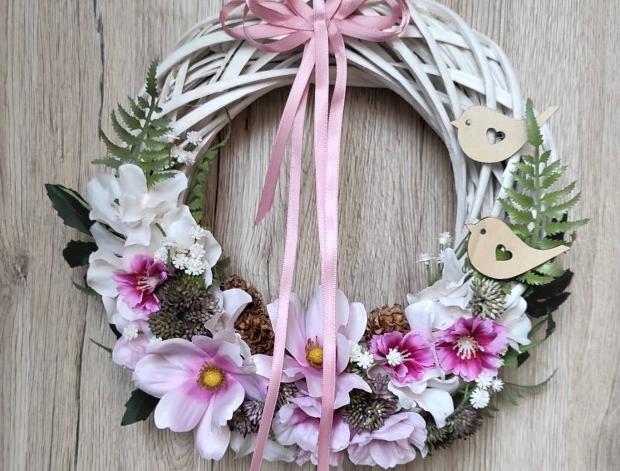 Věnec  bílorůžový dekorace jarní letní věnec jaro květ věneček léto růžový bílý květinový na dveře summer spring k zavěšení na stěnu floer 