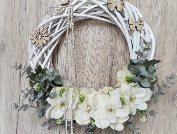 Věnec romantický s eukalyptem dekorace zelený jarní romantika jaro motýlek květ romantický květinový flower summer spring krémový k zavěšení eukalyptus léto letní wreath věnc věneče proutěný bílý 