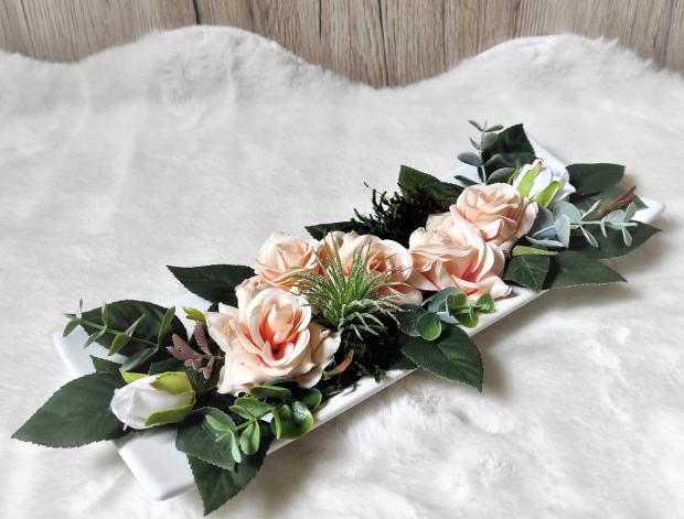 Aranžmá z meruň. růží na porcelánu dekorace dárek květina zelený růže romantika květ porcelán bílý tácek meruňková slavnostní romantický květinová aranžmá eukalyptus tilandsie 