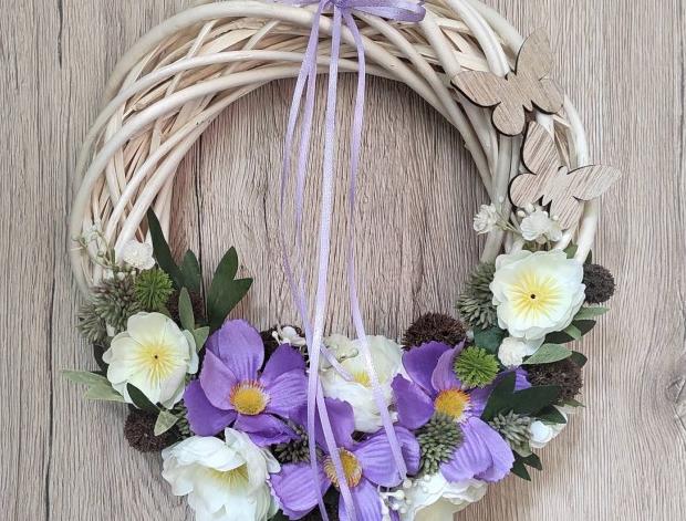 Věnec do fialkové s motýlky