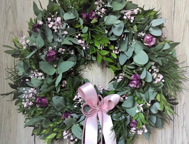 Přírodní eukalypt. věnec do růžové dekorace dárek květina zelený letní narozeniny příroda přírodní věnec romantika květ léto růžový rose růžička romantický natural květinový pistácie flower na dveře summer eukalypt k zavěšení růž na stěnu nature gypsophila eukalyptový wreath 