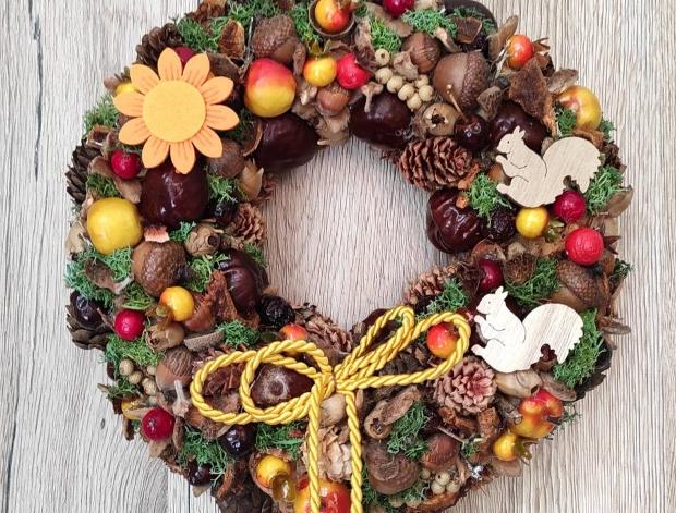 Podzimní věnec s veverkami hnědý jablko jablíčko dekorace podzim zelený věnec žlutý podzimní kaštany oranžový veverka šípky mech na dveře žaludy šišky bukvice k zavěšení na stěnu lišejník stabilizovaný suché plody wreath autmn 