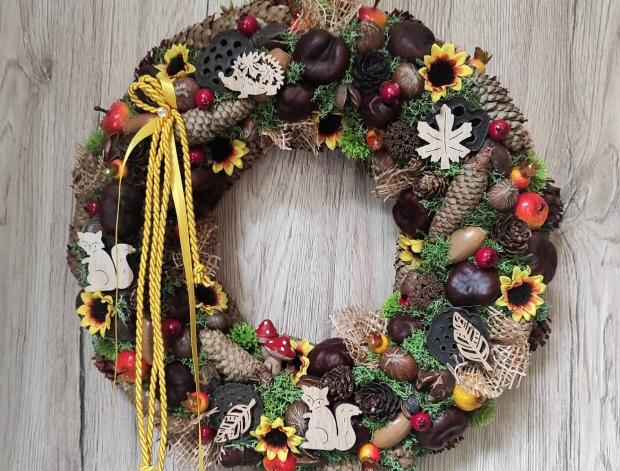 Luxus. podzim. věnec s muchomůrkami hnědý jablko jablíčko dekorace dárek květina podzim list zelený slunečnice věnec květ žlutý červený podzimní oranžový mech květinový na dveře liška kaštan žaludy šišky k zavěšení oříšek na stěnu stabilizovaný suché plody wreath autmn 