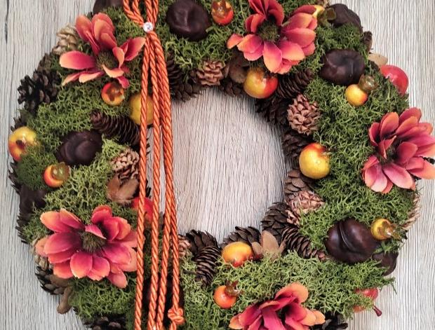 Podzimní věnec s chryzantémami