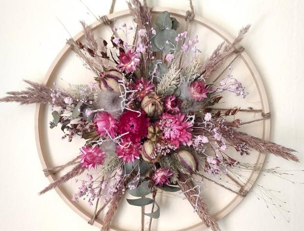 Věnec přírodní  do růžové kruh dřevěný dekorace doplněk květina interiér romantika květ růžový romantická na dveře k zavěšení eukalyptus na stěnu černucha dárek dřevo slaměnka eukalyptový interiérový gypsofila lagurus 