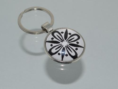 Přívěsek na klíče černobílý (3777) přívěsek ornament přívěšek klíče klíč klíčenka barevný vzor ornamenty vzory vzorovaný černobílý přívěsek na klíče bíločerný přívěšek na klíče 