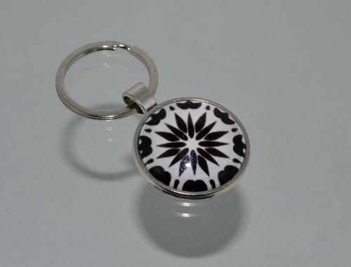 Přívěsek na klíče černobílý (3997) přívěsek ornament přívěšek klíče klíč klíčenka barevný vzor ornamenty vzory vzorovaný černobílý přívěsek na klíče bíločerný přívěšek na klíče 