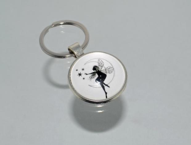 Přívěsek na klíče - víla (4203) přívěsek víla přívěšek klíče klíč klíčenka barevný černobílá víly bíločerná přívěsek na klíče přívěšek na klíče 