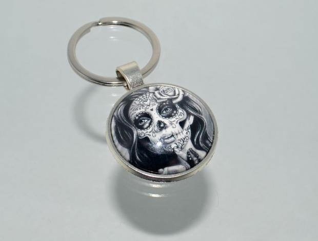 Přívěsek na klíče - malovaný (4291) přívěsek přívěšek klíče klíč klíčenka malovaný barevný lebka černobílý přívěsek na klíče bíločerný přívěšek na klíče jako malovaný jako lebka 