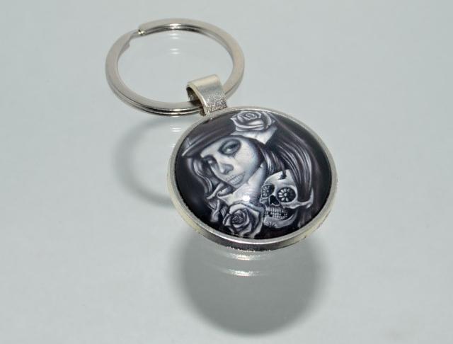 Přívěsek na klíče - malovaný (4296) přívěsek přívěšek klíče klíč klíčenka malovaný barevný lebka černobílý přívěsek na klíče bíločerný přívěšek na klíče jako malovaný jako lebka 