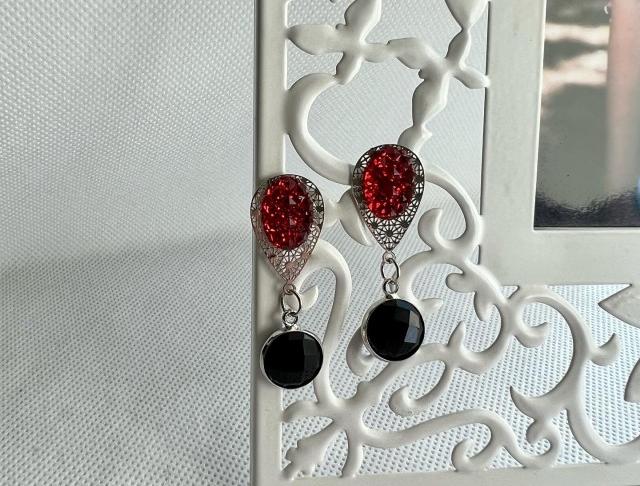 Červeno černé náušnice červené kamínky náušnice černé visací luxusní bižuterie luxus náušničky náušky bižuterní crystal zářivé třpytivé kamínkové luxury crystals bížu 