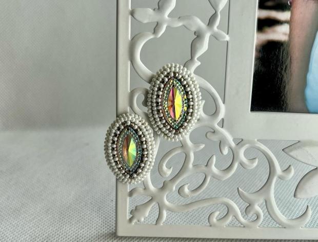 Bílé šité - náušnice kamínky náušnice bílé svatba luxusní luxus náušničky náušky svatební stříbrné crystal zářivé třpytivé chirurgická ocel crystal ab kamínkové svědek crystalab 