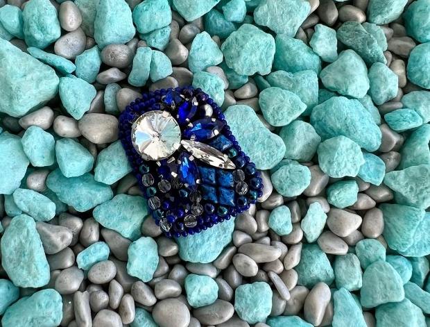 Asymetrická modrá brož