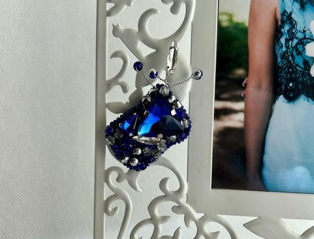 Brož - tmavě modrá brož kamínky modrá stříbrná třpytivá brože crystal kamínek zářivá luxusní brož kamínková dámská brož brož na oblečení 