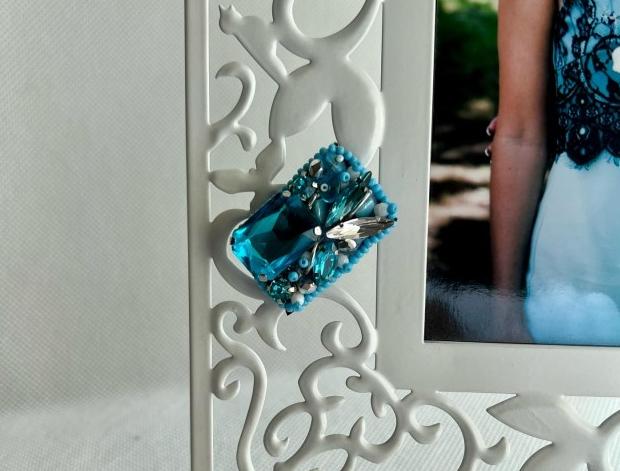 Světle modrá brož