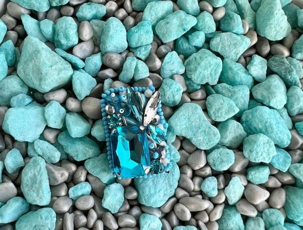 Světle modrá brož