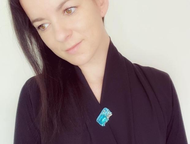 Světle modrá brož