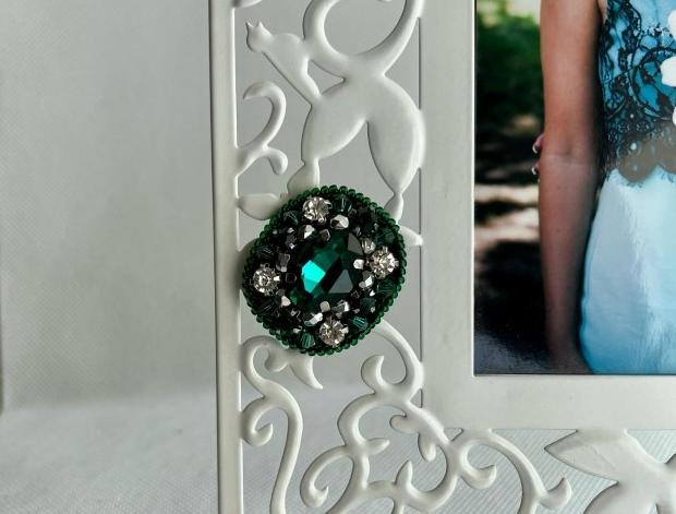 Tmavě zelená brož