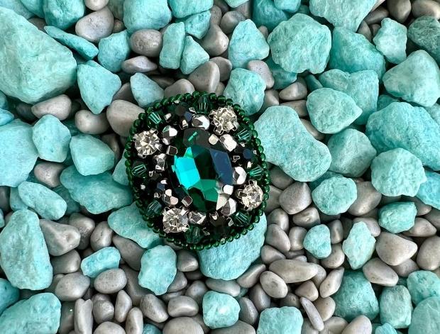 Tmavě zelená brož