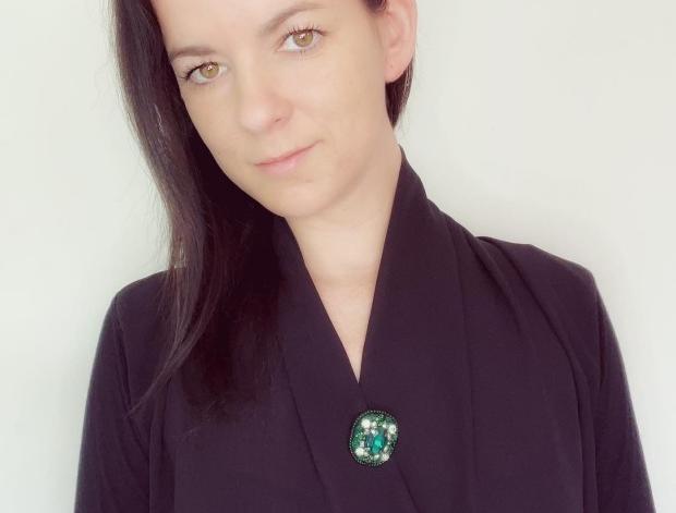 Tmavě zelená brož