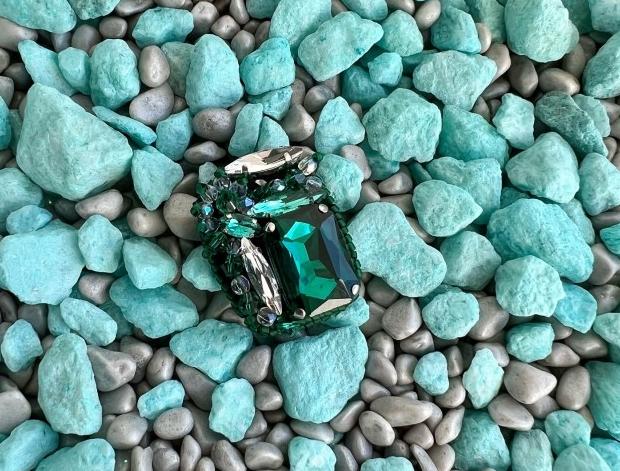 Brož - tmavě zelená