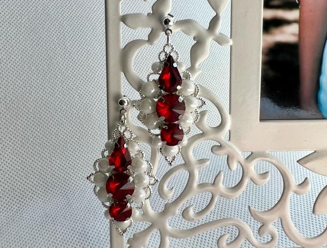 Náušnice - červeno bílé červené náušnice bílé svatba visací luxusní třpyt náušničky náušky crystal zářivé třpytivé červenobílé bíločervené svědek 