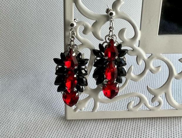 Náušnice - červené visací červené náušnice svatba černé visací luxusní třpyt náušničky náušky crystal zářivé třpytivé červenočerné černočervené svědek 