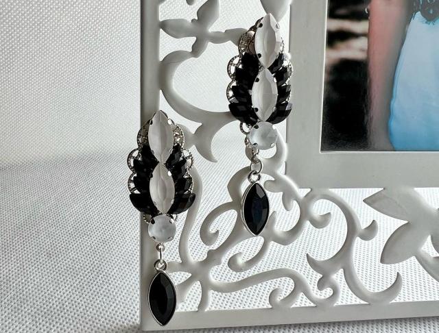 Náušnice - černo bílé crystal náušnice bílé svatba černé visací luxusní třpyt náušničky náušky bíločerné černobílé crystal zářivé třpytivé svědek 