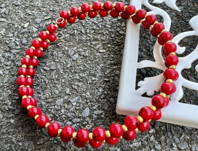 Náramek - červeno zlatý náramek korálky svatba červený luxusní perličky rokajl náramky luxus zlatý svatební ples plesový paměťový drát svědek 