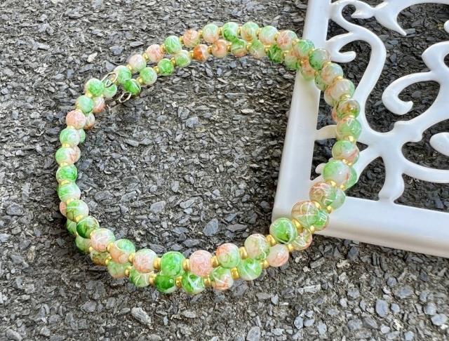 Náramek - zelenkavý náramek korálky zelený svatba zelenkavý luxusní perličky rokajl náramky luxus zlatý svatební ples plesový paměťový drát svědek 