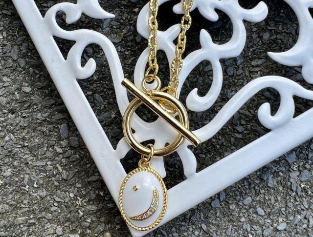 Řetízek - s bílým přívěskem šperk náhrdelník přívěsek šperky bílé řetízek bižuterie náhrdelníky zlaté řetízky zlatá kolekce 